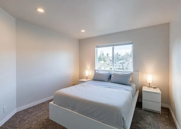 Luxurious 5 Bedroom Home With Ac And Ev Plug