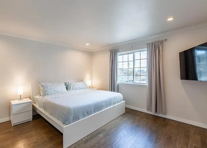 Luxurious 5 Bedroom Home With Ac And Ev Plug